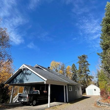 Le Chalet Bleu, Aux Pieds Des Monts-Valin Saint-David-de-Falardeau Esterno foto