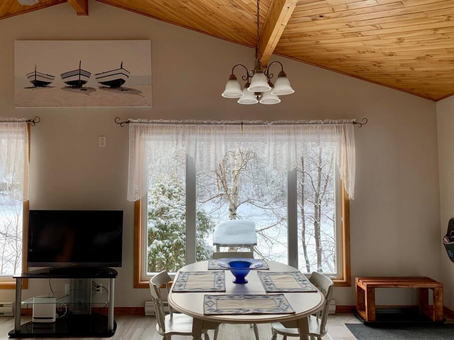 Le Chalet Bleu, Aux Pieds Des Monts-Valin Saint-David-de-Falardeau Esterno foto