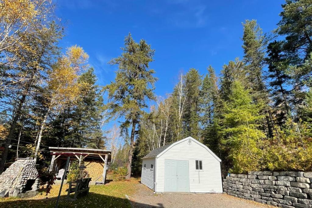 Le Chalet Bleu, Aux Pieds Des Monts-Valin Saint-David-de-Falardeau Esterno foto